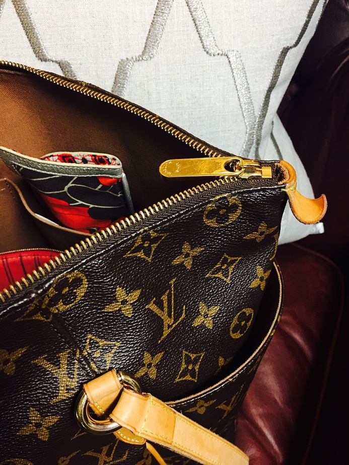 This Louis Vuitton Totally MM review will help everyone determine if this classic and stylish LV handbag is right for them. (P.S. It definitely is!) Where to Buy Louis Vuitton | What is Special About Louis Vuitton | How to Find a Louis Vuitton | Where to Buy a Purse | Louis Vuitton Reviews