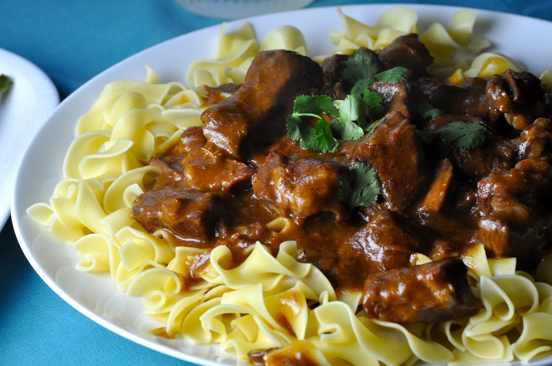 Enjoy this easy beef stroganoff crockpot recipe for a weeknight meal or with guests. The golden mushroom soup adds flavor and it has only SIX ingredients. How to Make Beef Stroganoff | What is Stroganoff | How to Make Beef Stroganoff in a Crockpot | Crockpot Recipes | Slow Cooker Recipes 