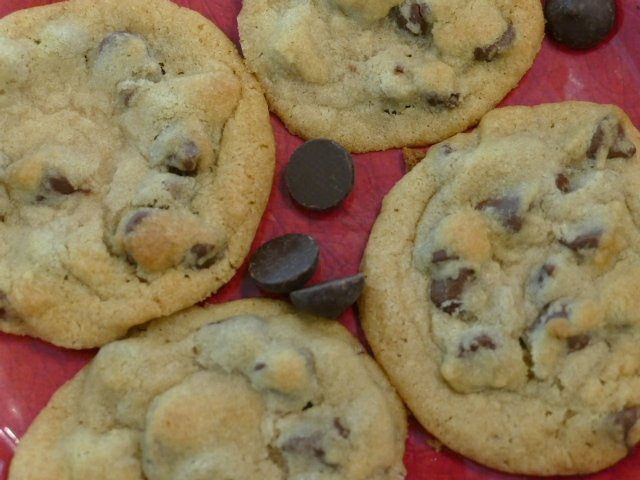 This famous chocolate chunk cookie recipe can also be made with chocolate chips if you are out of chunks and is guaranteed to be the best cookie recipe in your home. Cookie Recipes | Chocolate Recipes | Best Chocolate Chip Cookie Recipes | Cookie Recipes for Kids