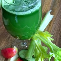 This green juice recipe to lose weight will help you flush your body and lose the bloated feeling. It is perfect to help you fit into that special outfit! Healthy Recipes | How to Make Green Juice | What is Green Juice | Is Green Juice Healthy | Does Green Juice Work | How to Lose Weight