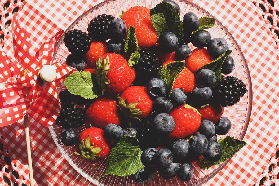 Easy Fruit Crisp Air Fryer Recipe a Glass Bowl of Blueberries, Strawberries, and Blackberries