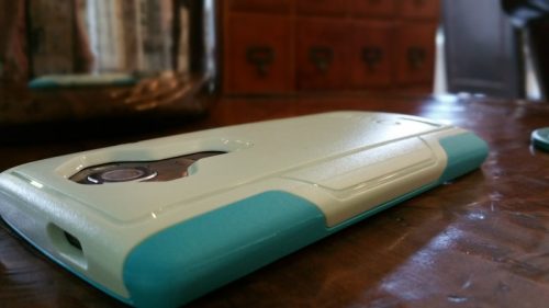 Otterbox Symmetry vs Commuter Cases in Teal and White - It's hard to decide which case to buy when considering the Otterbox Symmetry vs Commuter Cases. Our comparison review will help!