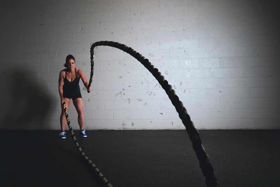 How Many Calories Does CIZE Burn a Woman Swinging Ropes as a Workout