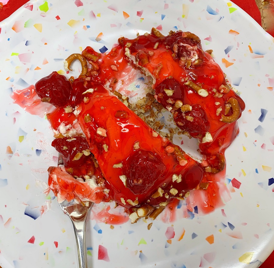 Strawberries take on a whole new meaning in this super easy strawberry pretzel dessert recipe that the whole family is sure to love! Unique Strawberry Desserts | Strawberry Desserts Healthy | Strawberry Desserts in a Glass | Strawberry Desserts No Bake | Romantic Dessert Recipes