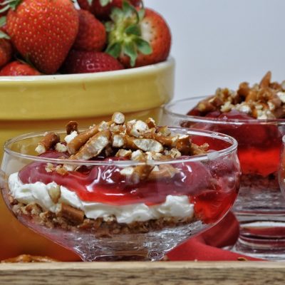 Strawberries take on a whole new meaning in this super easy strawberry pretzel dessert recipe that the whole family is sure to love! Unique Strawberry Desserts | Strawberry Desserts Healthy | Strawberry Desserts in a Glass | Strawberry Desserts No Bake | Romantic Dessert Recipes
