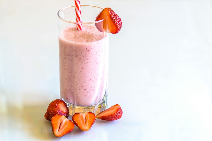 Jillian Michaels Breakfast Ideas a Strawberry Smoothie in a Glass with Sliced Strawberries Around It