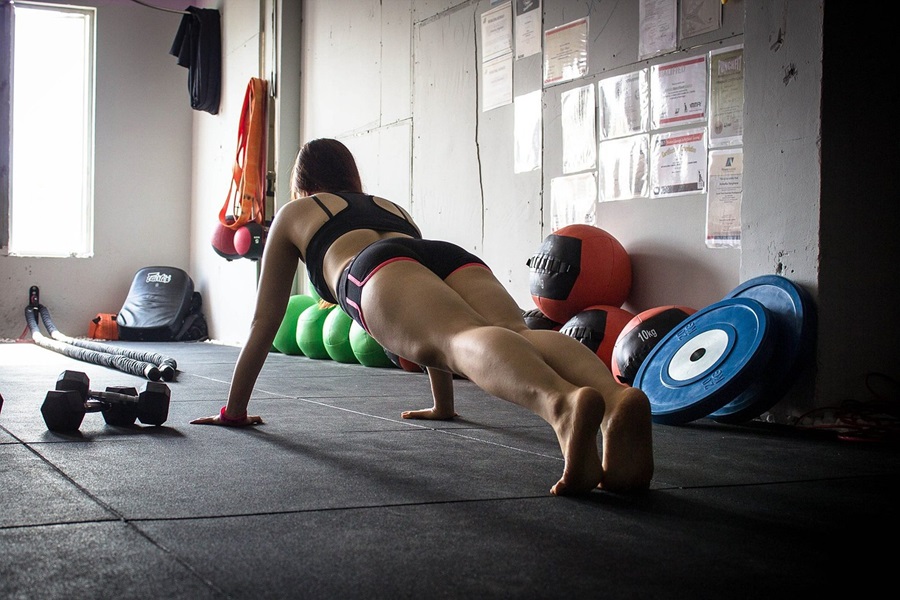 Free Jillian Michaels Workouts a Woman Wearing Workout Clothes Doing Planks