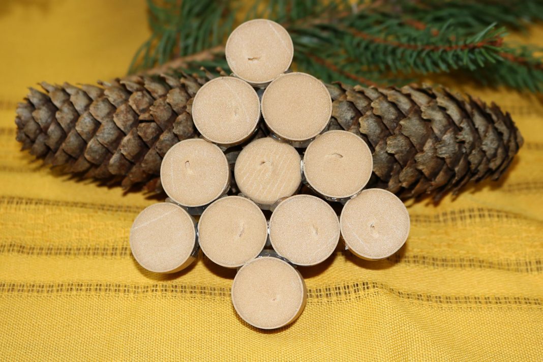 Make your own DIY Wine Cork ornament to hang on the tree and give away as gifts! These also make a great DIY gift tag for your favorite bottles of wine! What to do With Wine Corks | How to Use Wine Corks | DIY Gift Ideas | DIY Ornaments | Gifts for Wine Lovers