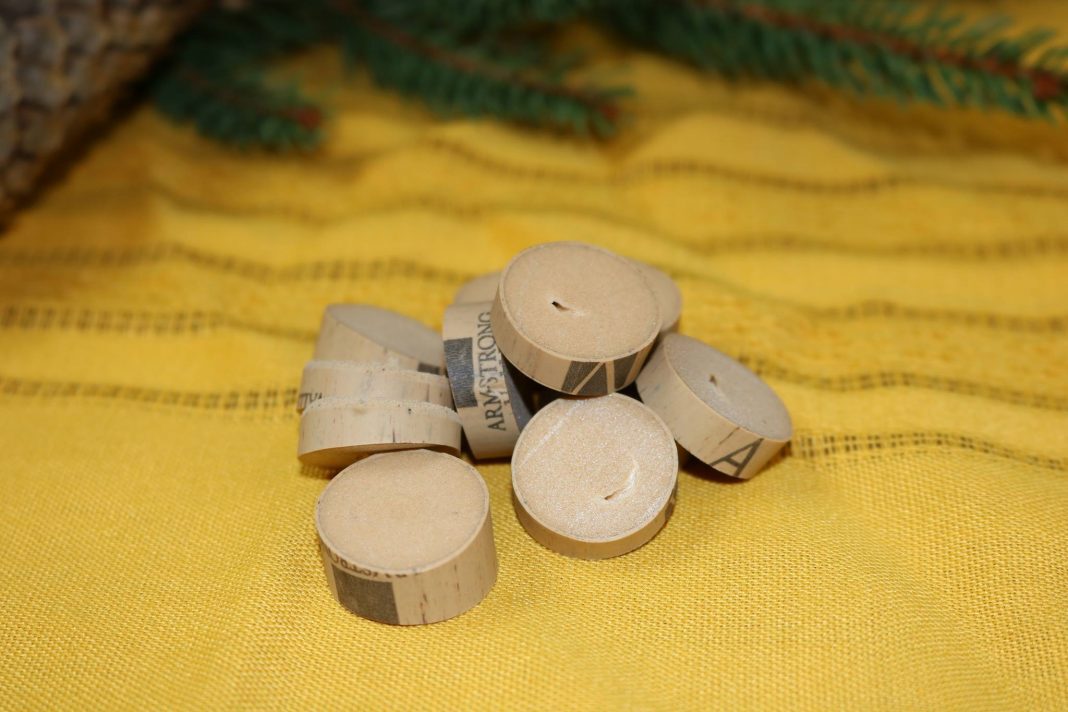 Make your own DIY Wine Cork ornament to hang on the tree and give away as gifts! These also make a great DIY gift tag for your favorite bottles of wine! What to do With Wine Corks | How to Use Wine Corks | DIY Gift Ideas | DIY Ornaments | Gifts for Wine Lovers 