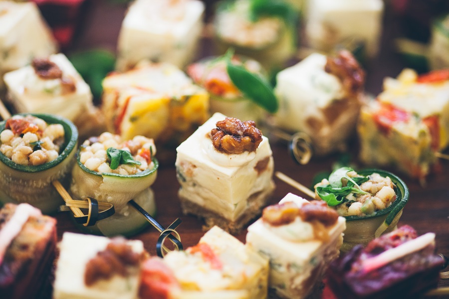 Use your knowledge of wine pairings to come up with some of the best easy appetizers for wine during your next party. Wine Parties | Easy Appetizers | Appetizer Recipes | Holiday Appetizers | Appetizers Recipes for Parties