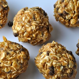 This no bake peanut butter oatmeal balls recipe is gluten free and dairy free making it the perfect healthy snack for an active lifestyle. No Bake Chocolate Oatmeal Balls | Oatmeal Energy Balls | Healthy Oatmeal Bites Recipe | Energy Balls with Oatmeal | Healthy Energy Balls Recipe