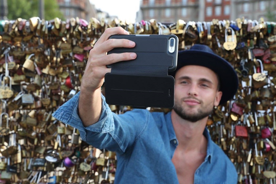 Otterbox Strada Series Case Review a Guy Taking a Selfie with a Phone in a Strada Case