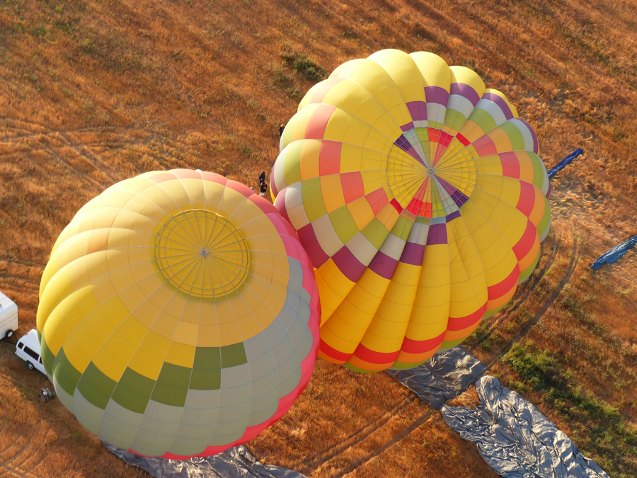 Hot air balloon rides are a bucket list item for many people. If you find yourself wondering what to expect on a hot air balloon ride, you are not alone. Travel Ideas | Hot Air Balloon Ideas | Hot Air Balloon Ride Tips | What to Expect in a Hot Air Balloon