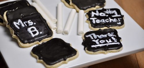 Make these chalkboard cookies with edible chalk to express your feelings on any holiday. They make the perfect teacher gift from your child, too! Cookie Recipes | Edible Chalk Recipe | Recipes for Teachers | Snack Recipes