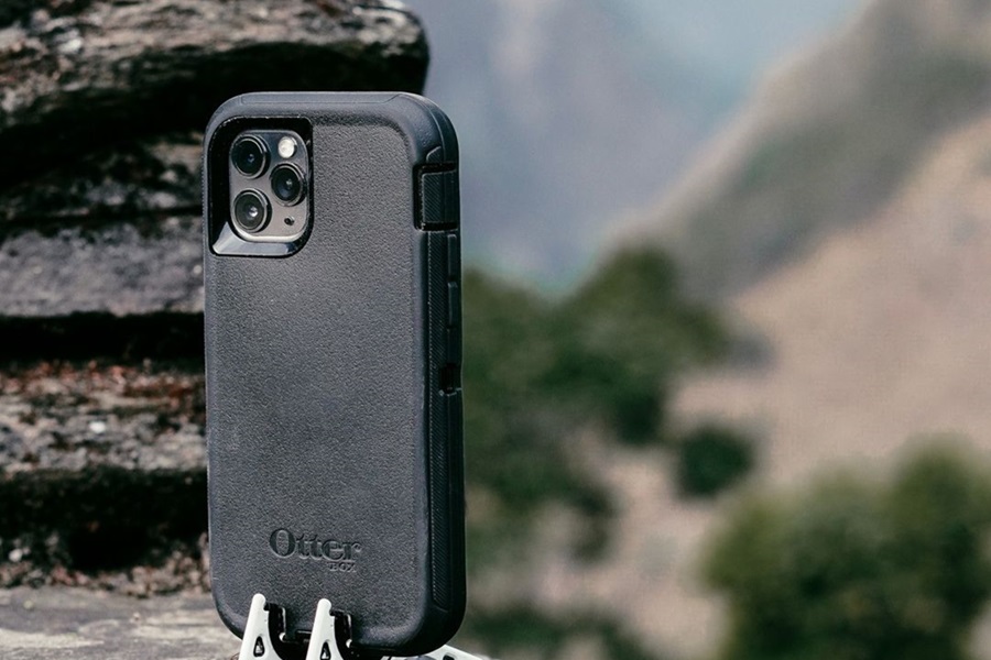 Otterbox vs Lifeproof What's the Difference a Phone in an Otterbox Case on a Stand Outside