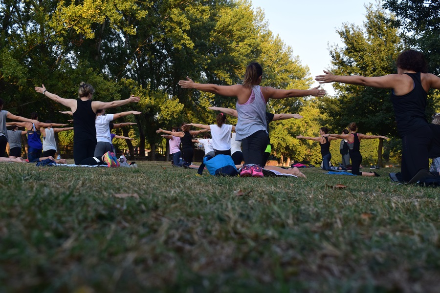 21 Day Fix Pilates Fix Workout Review a Pilates Class Filled with People in a Park