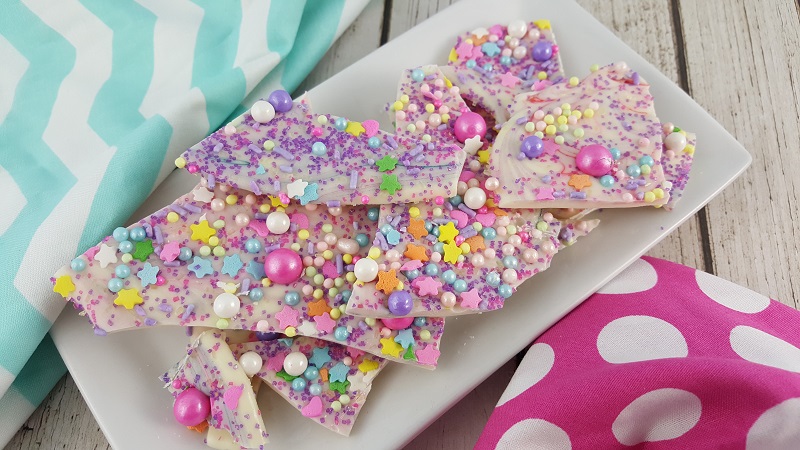 Make this unicorn bark recipe with your children for fantasy filled fun! Candy bark also makes a great party favor or small gift for friends and teachers. Unicorn Bark Video | Candy Bark Video | Recipes for Kids | Unicorn Party | Unicorn Recipe | Unicorn Food