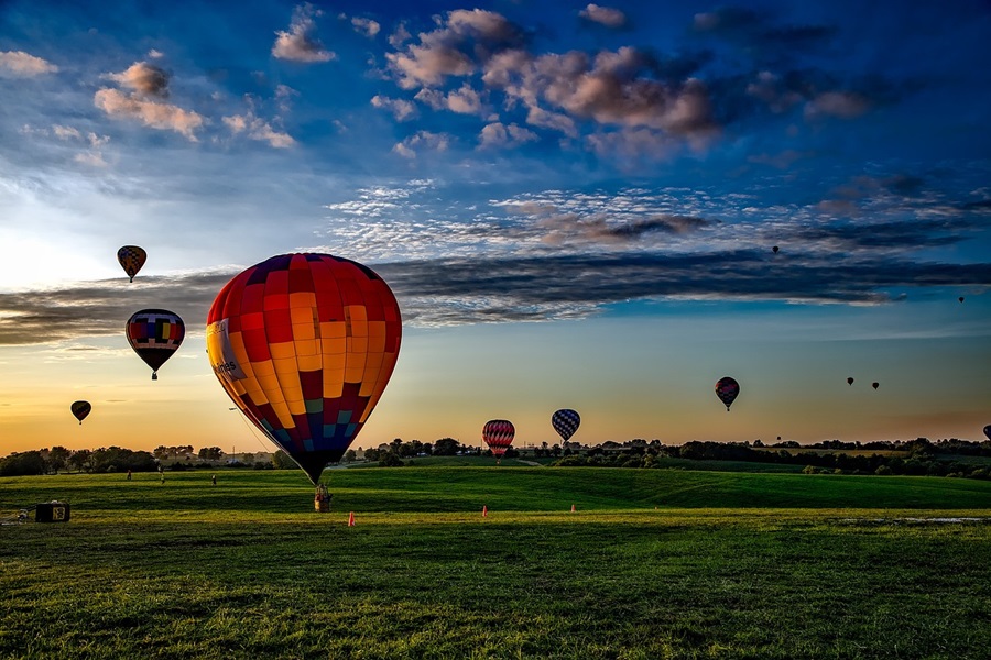 Cool Places to Visit in the Midwest Hot Air Balloons in a Field in Iowa