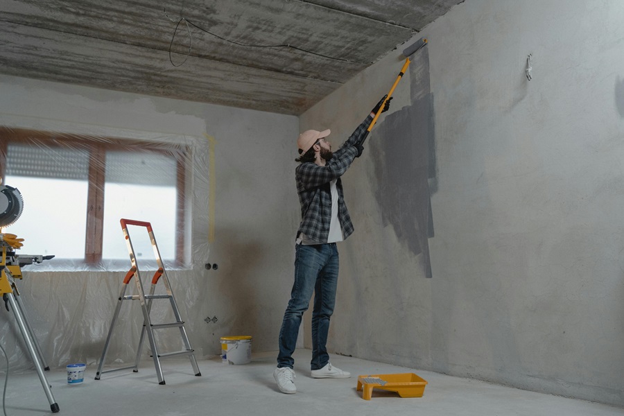 How to Paint without Tape and Paint Edges without Tools a Man Painting a Room Using a Roller Paint Brush