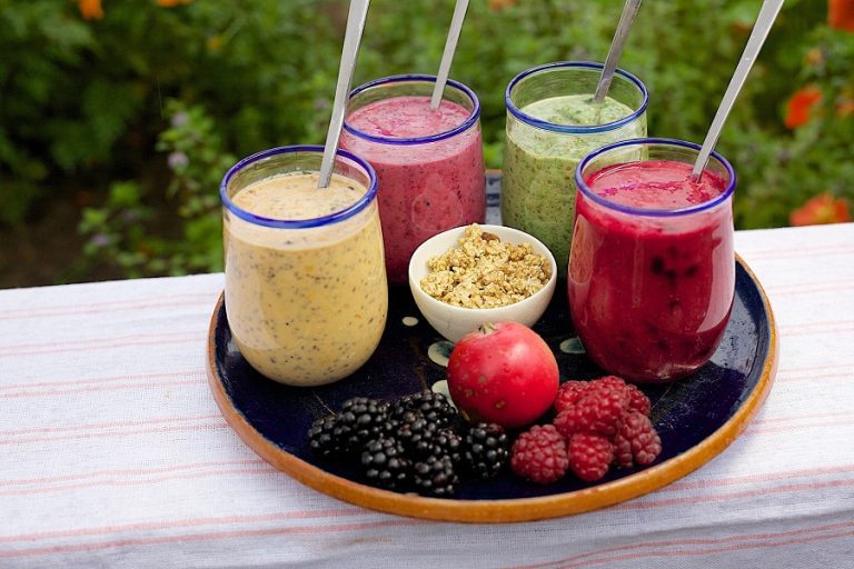 15 Smoothie Recipes to Reduce Bloating
