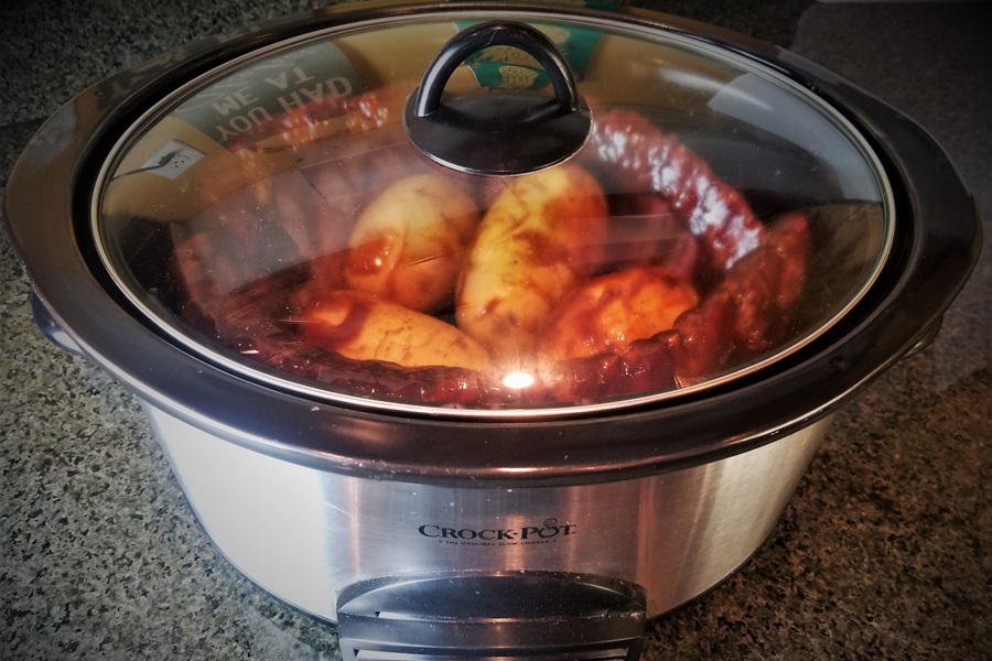 Crockpot BBQ Ribs Recipe a Crockpot on a Counter Top Filled with Ribs and Potatoes