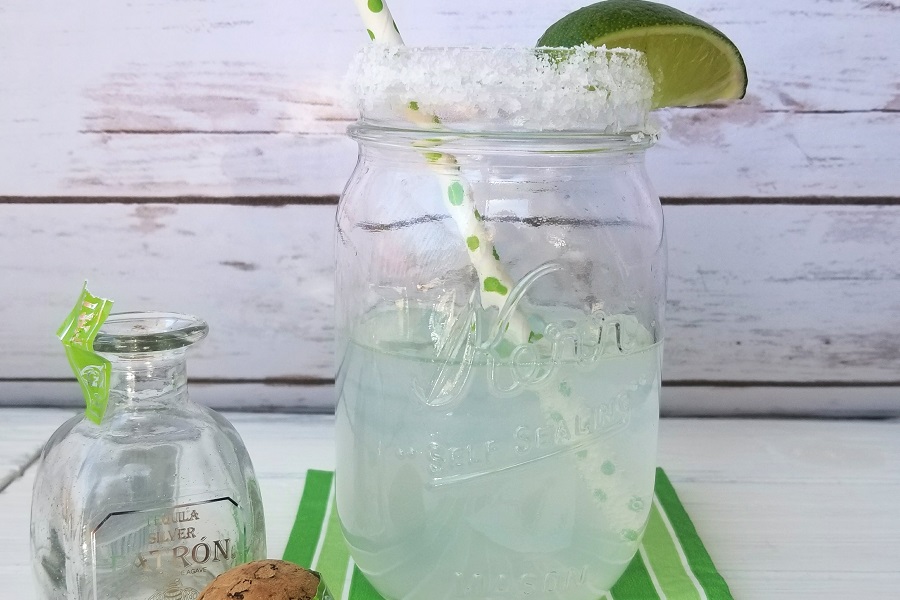 DIY Margarita in a Jar Gift Close Up of a Margarita in a Mason Jar