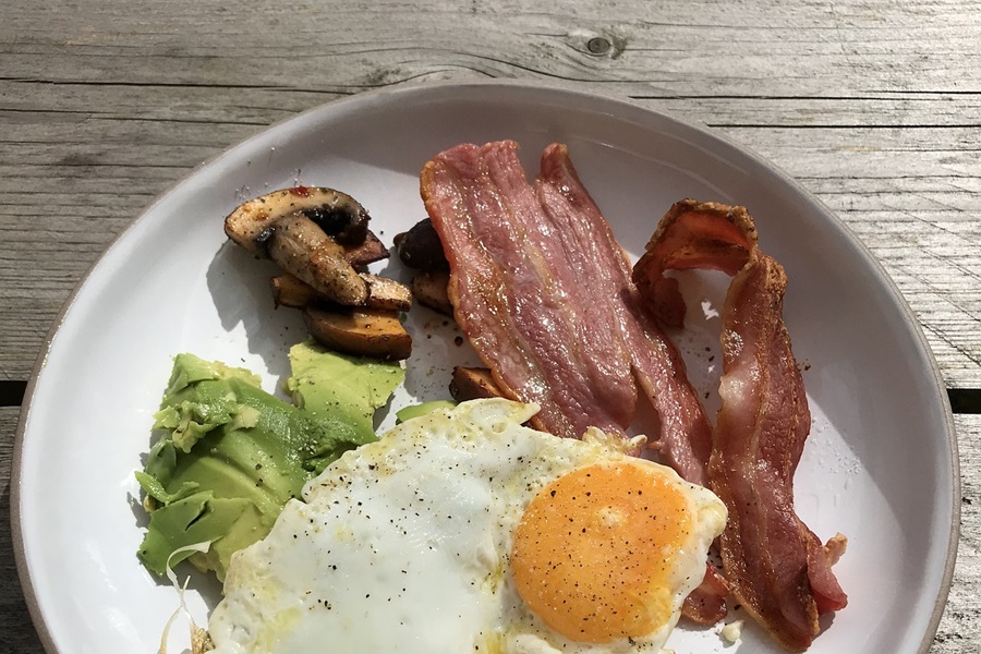 21 Day Fix vs Keto a Breakfast of Sunny Side Up Eggs with Bacon, Mushrooms, and Avocado