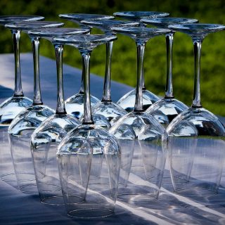 Outdoor wine glasses for summer parties will let you enjoy your wine while you enjoy the warm weather outdoors with family and friends. #wine #summer #wineglasses #party #happyhour #winetips #winedown