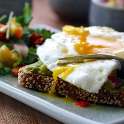 The best breakfast recipes will be high protein low carb recipes that give you energy and keep you from messing up your low carb diet. Using healthy breakfast recipes, you can stick to your keto diet and get energy at the same time. In fact, many high protein breakfast recipes will easily fit into your diet plan.