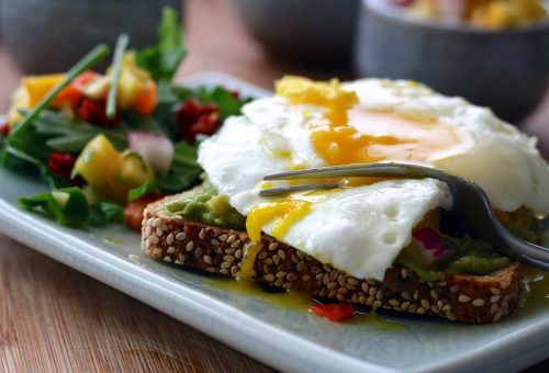 The best breakfast recipes will be high protein low carb recipes that give you energy and keep you from messing up your low carb diet. Using healthy breakfast recipes, you can stick to your keto diet and get energy at the same time. In fact, many high protein breakfast recipes will easily fit into your diet plan.