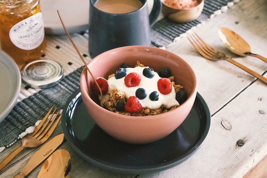 Easy 2B Mindset Breakfast Recipes Close Up of a Bowl of Oats Topped with Yogurt and Berries