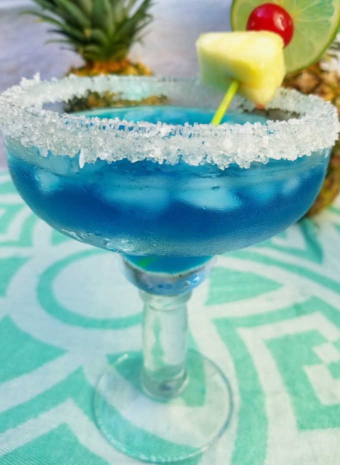 Mermaid inspiration comes in many forms including a bright and colorful mermaid margarita! Blue margaritas like this mermaid margarita are perfect for summer gatherings and backyard barbecues! #margaritas #happyhour #cocktails | Mermaid Margaritas | Mermaid Cocktails | Best Margarita Recipes | Easy Margarita Recipes