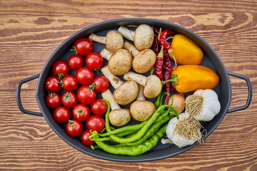 LIIFT4 Nutrition Guide View of a Platter Filled with Veggies Including Mushrooms Tomatoes, Garlic, and Peppers