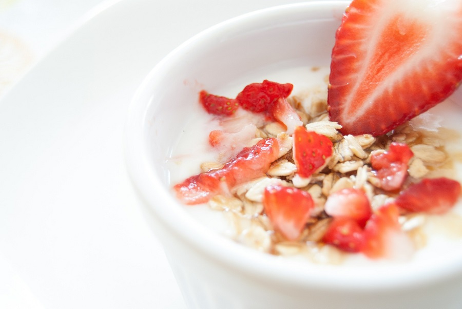 2B Mindset Crock Pot Recipes a Bowl of Oatmeal with Strawberries
