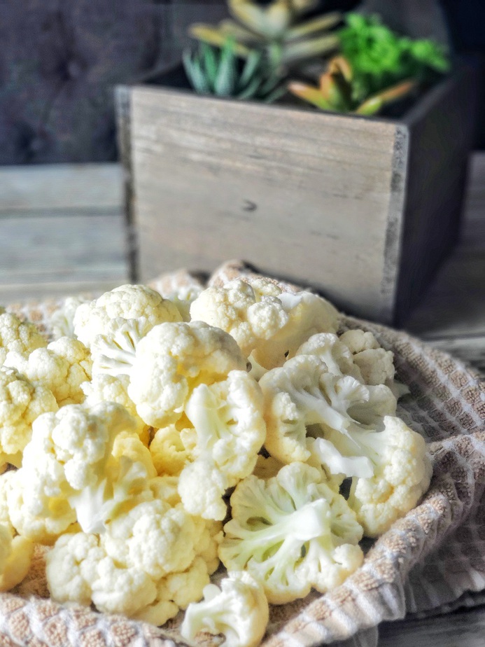 Even if you think you aren’t a fan of this tender white veggie, you’ll reconsider when you bite into these cauliflower buffalo bites that are 2B Mindset friendly. 2B Mindset Snack Recipes | 2B Mindset Recipes | Weight Loss Snack Recipes | Beachbody Recipes #2BMindset #beachbody