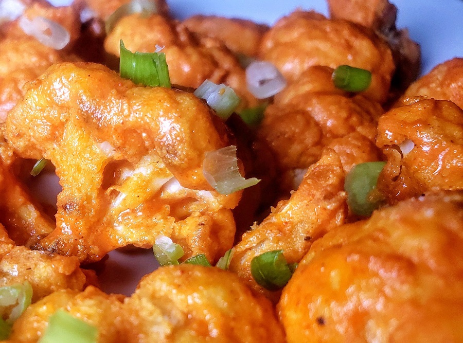 Even if you think you aren’t a fan of this tender white veggie, you’ll reconsider when you bite into these cauliflower buffalo bites that are 2B Mindset friendly. 2B Mindset Snack Recipes | 2B Mindset Recipes | Weight Loss Snack Recipes | Beachbody Recipes #2BMindset #beachbody