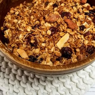 Make your own healthy crockpot granola recipe at home. This slow cooker granola recipe is gluten free and vegan free, too, making it an allergy friendly recipe. Healthy Crockpot Recipes | How to Make Granola | Is Granola Healthy | Can you Make Granola in a Crockpot | How to Make Granola in a Crockpot