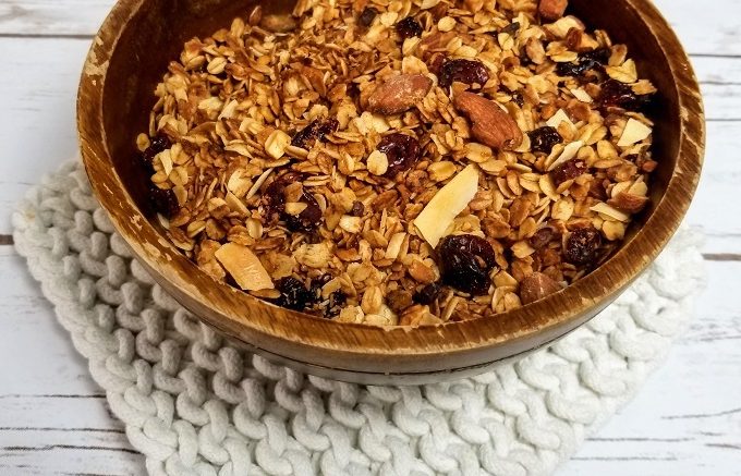 Make your own healthy crockpot granola recipe at home. This slow cooker granola recipe is gluten free and vegan free, too, making it an allergy friendly recipe. Healthy Crockpot Recipes | How to Make Granola | Is Granola Healthy | Can you Make Granola in a Crockpot | How to Make Granola in a Crockpot