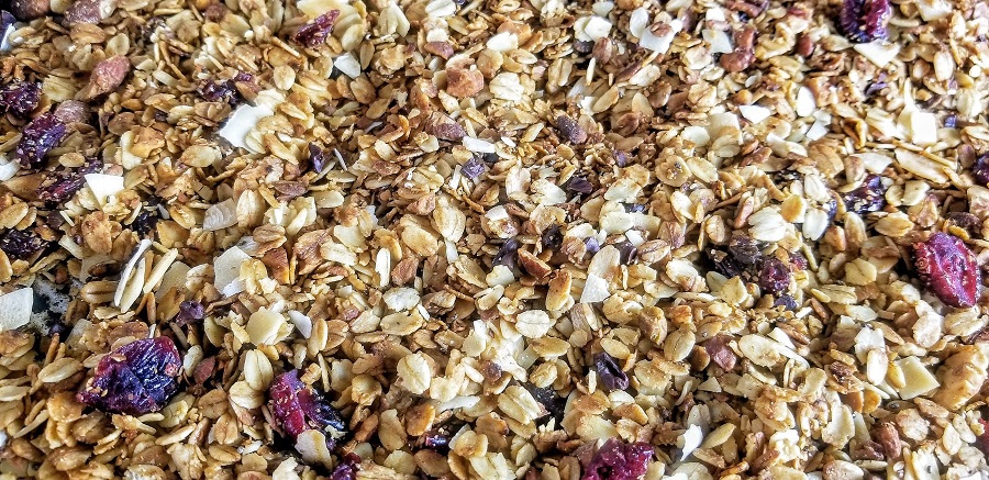 Make your own healthy crockpot granola recipe at home. This slow cooker granola recipe is gluten free and vegan free, too, making it an allergy friendly recipe. Healthy Crockpot Recipes | How to Make Granola | Is Granola Healthy | Can you Make Granola in a Crockpot | How to Make Granola in a Crockpot