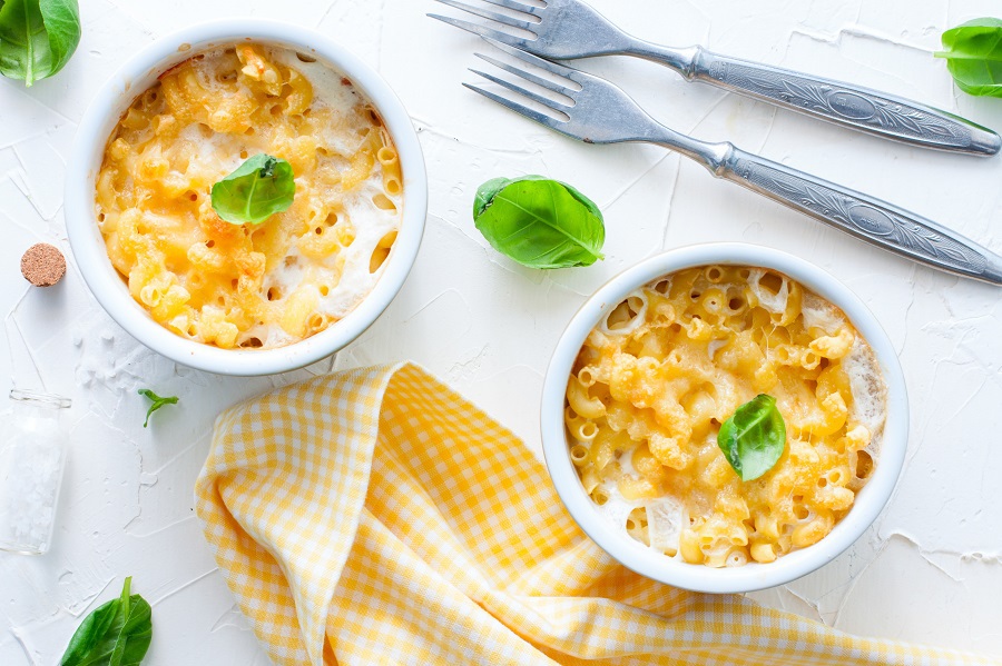 Easy macaroni and cheese crockpot recipes...Just the mention of the rich and creamy comfort dish, more lovingly called “Mac-n-cheese” is enough to bring smiles to a hungry crowd. How to Make Macaroni and Cheese in a Crockpot | Slow Cooker Mac and Cheese | Mac and Cheese Recipes