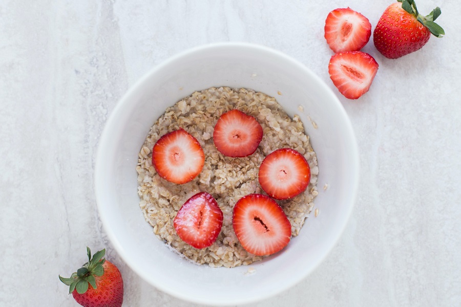 2B Mindset On the Go Breakfast Recipes a Small White Bowl of Oats Topped with Strawberries