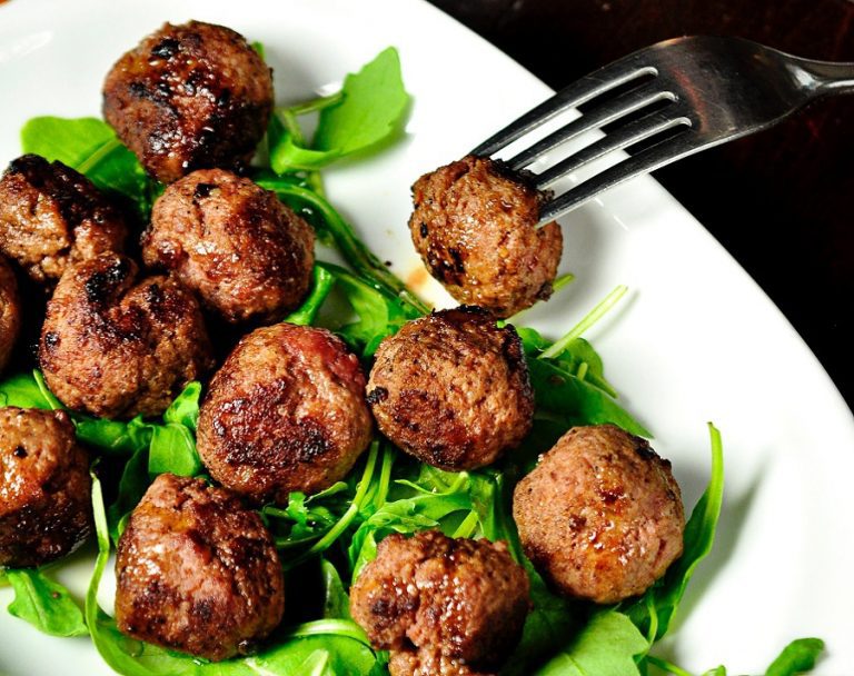 If you are on a low carb diet, these tasty low carb crockpot meatballs will curb your hunger without compromising taste! Low Carb Crockpot Recipes | Low Carb Slow Cooker Recipes | How to Make Crockpot Meatballs | Healthy Meatball Recipes