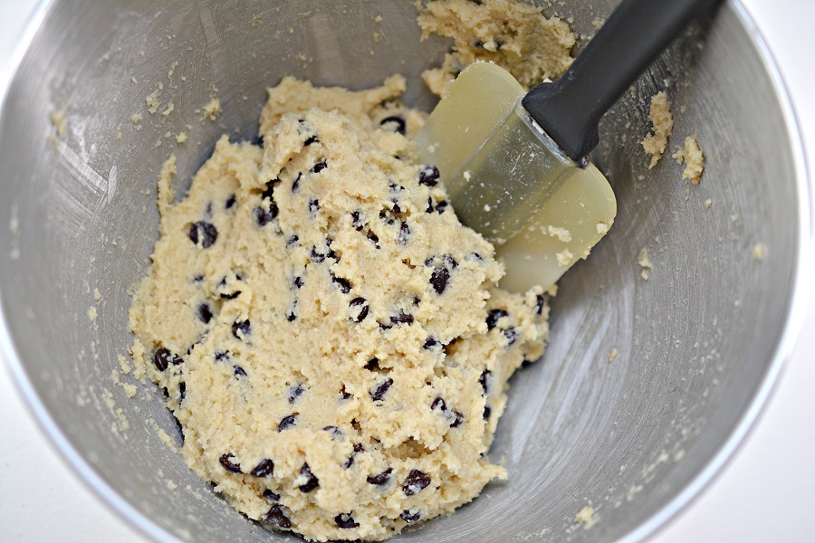 This keto chocolate chip cookies recipe will satisfy that sweet tooth while helping you stay in track with your keto diet or low carb lifestyle. Keto Cookies Recipes | Low Carb Chocolate Chip Cookies Recipe | Low Carb Cookies Recipe | Can You Eat Cookies on a Low Carb Diet | Can You Eat Cookies on a Keto Diet | Healthy Cookie Recipes