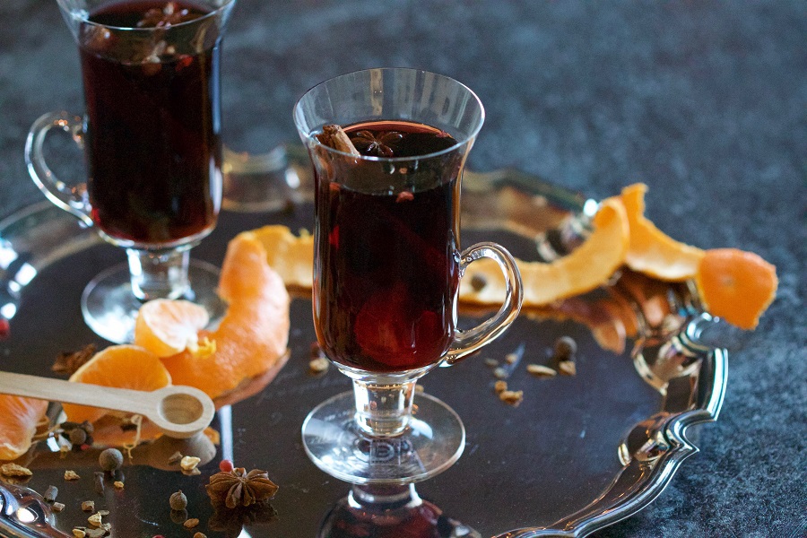 Make easy and delicious mulled wine recipes with these warm wine recipe spices that will enhance the flavors. What is Mulled Wine | What is Spiced Wine | How to Make Spiced Wine | How to Make Mulled Wine | What Spices to Use with Wine 