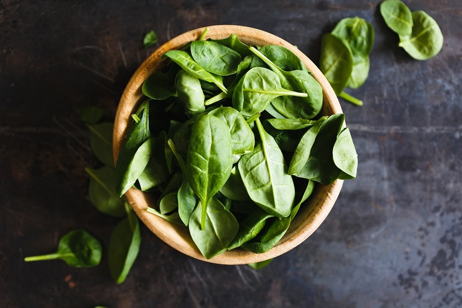 Intermittent Fasting Before and After Pictures and Testimonials Overhead View of a Wooden Bowl of Spinach