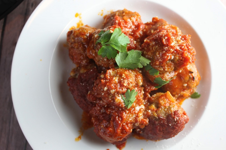 Crockpot Italian meatballs are a staple recipe that can be used for date night or family dinners. Crockpot meatballs are also a popular party food recipe! Old Fashioned Italian Meatballs | Savory Italian Meatballs | Meatballs Sauce | Italian Meatballs for a Crowd | Crockpot Italian Recipes | Spaghetti and Meatballs Recipes 