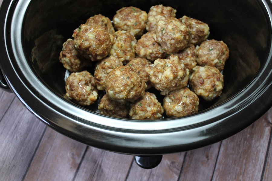 Crockpot Italian meatballs are a staple recipe that can be used for date night or family dinners. Crockpot meatballs are also a popular party food recipe! Old Fashioned Italian Meatballs | Savory Italian Meatballs | Meatballs Sauce | Italian Meatballs for a Crowd | Crockpot Italian Recipes | Spaghetti and Meatballs Recipes 