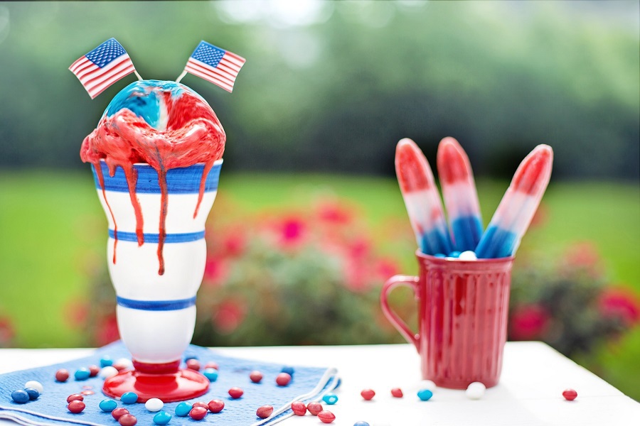 There is nothing like hosting a patriotic summer party filled with patriotic recipes, patriotic decor, and, of course, red white and blue margarita recipes. Blue Easy Cocktail | Blue Margaritas | Drinks with Blue Curacao | Blue Vodka Drinks | Red Cocktail Recipes | Cocktail Recipes for Fourth of July | Summer Margarita Recipes | Patriotic Margarita Recipes 
