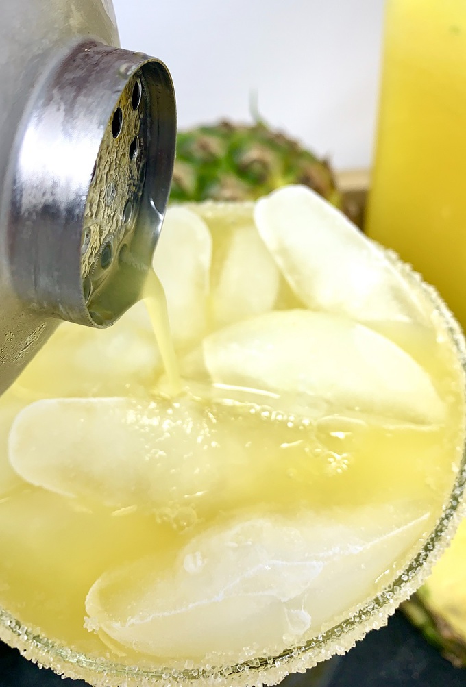 This fresh pineapple margarita recipe is a refreshing cocktail recipe that you can easily use as party drinks or as a drink to enjoy alone. Pineapple Margarita No Triple Sec | Skinny Pineapple Margarita | Summer Margarita Recipe | Ultimate Pineapple Margarita | Fresh Margarita Recipes | Pineapple Cocktail 
