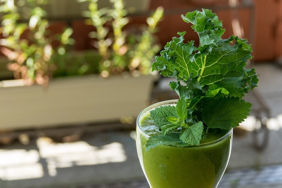 Green Juice Recipe to Lose Weight a Glass of Green Juice with Kale Sticking Out From the Top